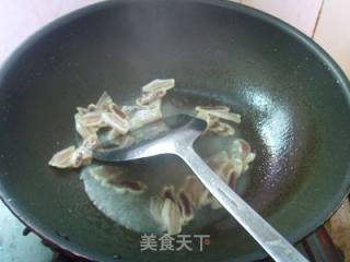 蒜香腊味烧茄子的做法步骤：2