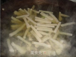 腊肉炒泡菜蘑芋的做法步骤：2