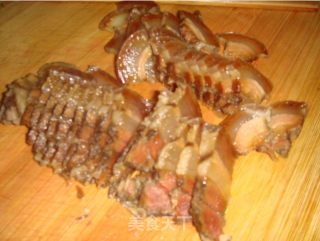 腊肉炒泡菜蘑芋的做法步骤：2