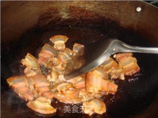 腊肉炒泡菜蘑芋的做法步骤：2