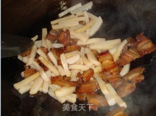 腊肉炒泡菜蘑芋的做法步骤：2