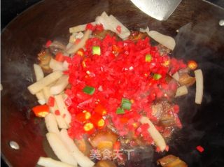 腊肉炒泡菜蘑芋的做法步骤：2
