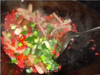 腊肉炒泡菜蘑芋的做法步骤：2