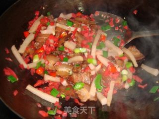 腊肉炒泡菜蘑芋的做法步骤：2