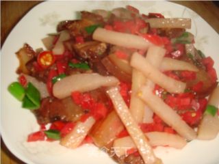 腊肉炒泡菜蘑芋的做法步骤：2
