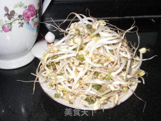 我用茶壶发绿豆芽的做法步骤：2