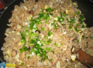 咸虾酱炒饭的做法步骤：2