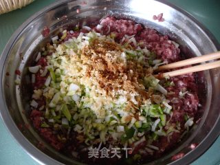 红萝卜牛肉饺的做法步骤：2