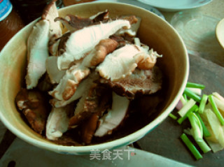 美味香菇卤鸡腿的做法步骤：2