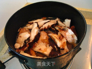 美味香菇卤鸡腿的做法步骤：2