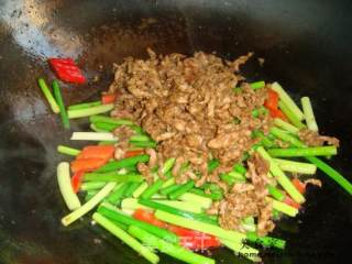 蒜苗小炒肉的做法步骤：2