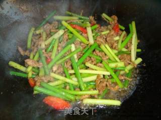蒜苗小炒肉的做法步骤：2