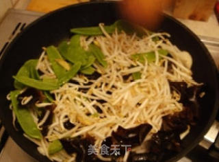 美味の炒牛河的做法步骤：2