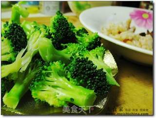 虾仁炒西兰花的做法步骤：2