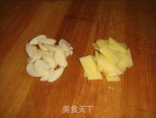 酸辣肥肠的做法步骤：2
