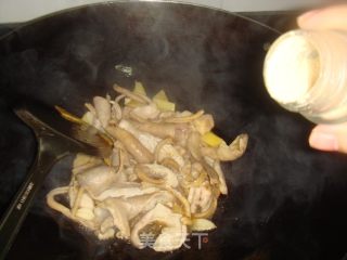 酸辣肥肠的做法步骤：2
