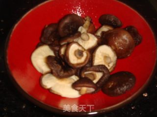 清炒香菇上海青的做法步骤：2