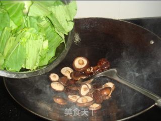 清炒香菇上海青的做法步骤：2