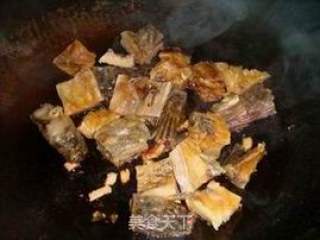 五花肉烧腊鱼的做法步骤：2
