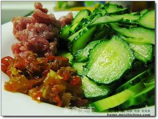 黄瓜炒肉的做法步骤：2