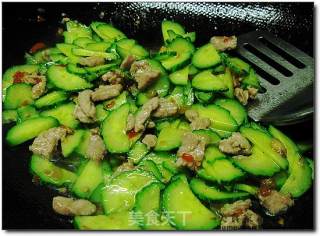 黄瓜炒肉的做法步骤：2