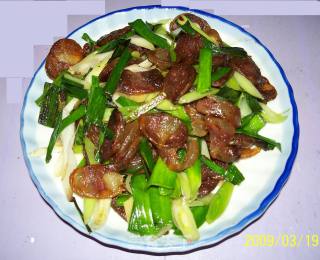 蒜苗炒腊肠的做法步骤：2