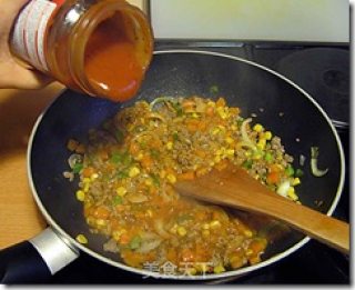 红酱牛肉螺旋粉的做法步骤：2
