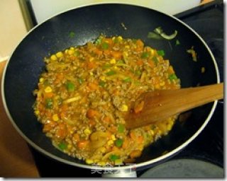 红酱牛肉螺旋粉的做法步骤：2