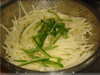 蒜香土豆丝的做法步骤：2