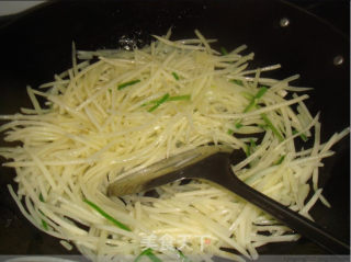 蒜香土豆丝的做法步骤：2
