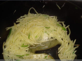 蒜香土豆丝的做法步骤：2