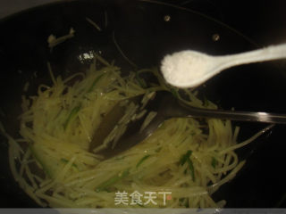 蒜香土豆丝的做法步骤：2