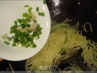 蒜香土豆丝的做法步骤：2