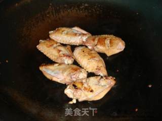 老干妈烧鸡翅的做法步骤：2