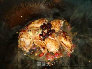 老干妈烧鸡翅的做法步骤：2