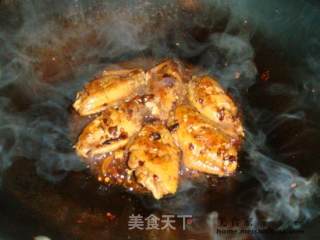 老干妈烧鸡翅的做法步骤：2