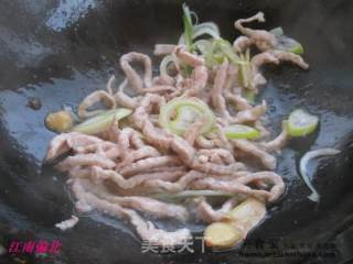 藕丝木耳的做法步骤：2