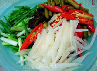 酸泡菜炒牛肉的做法步骤：2