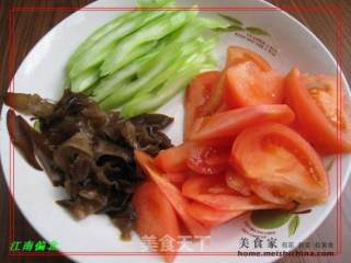 西芹番茄炒年糕的做法步骤：2