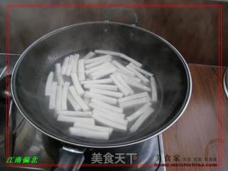 西芹番茄炒年糕的做法步骤：2