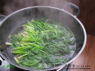 双色菠菜炒肉的做法步骤：2