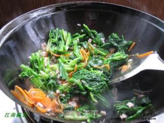 双色菠菜炒肉的做法步骤：2