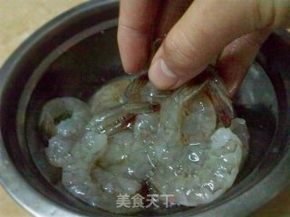 西芹百合炒虾仁的做法步骤：2