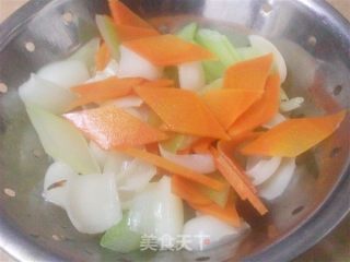 西芹百合炒虾仁的做法步骤：2