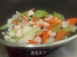 西芹百合炒虾仁的做法步骤：2