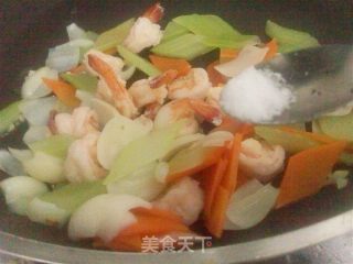 西芹百合炒虾仁的做法步骤：2