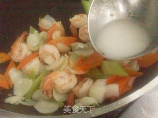 西芹百合炒虾仁的做法步骤：2