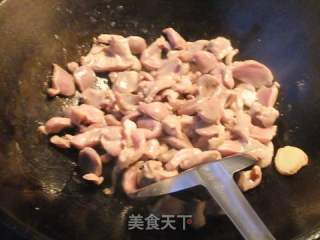 青椒茭白炒鸡肫的做法步骤：2