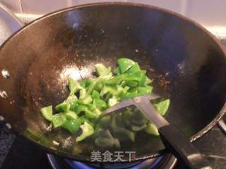青椒茭白炒鸡肫的做法步骤：2
