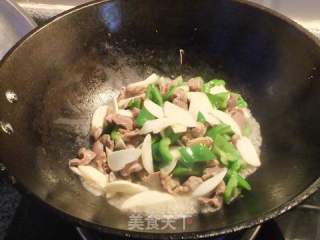 青椒茭白炒鸡肫的做法步骤：2
